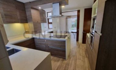 VENTA DEPTO. TRIPLEX, 5D/5B CON JARDIN, LO BARNECHEA