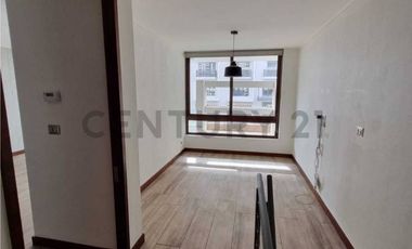 VENTA DEPTO. TRIPLEX, 5D/5B CON JARDIN, LO BARNECHEA