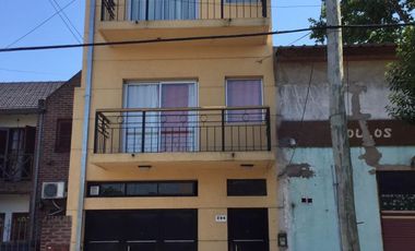 TRIPLEX EN EXCELENTE UBICACIÓN EN BANFIELD.