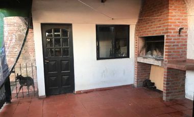 Casa  en Venta Haedo / Moron (A008 986)