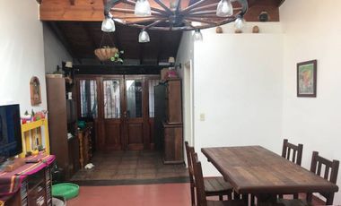 Casa  en Venta Haedo / Moron (A008 986)