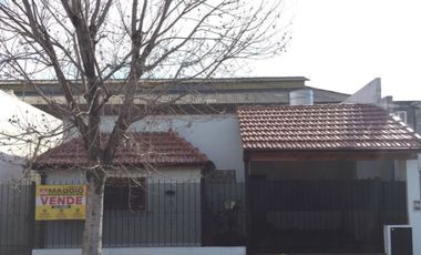 Casa  en Venta Haedo / Moron (A008 986)