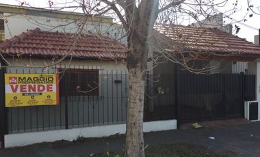 Casa  en Venta Haedo / Moron (A008 986)