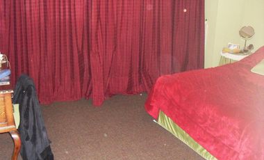 Casa 4 ambientes, 3 dormitorios, vestidor,  baño, toilette, living, cocina-comedor, garage, fondo libre, quincho parrilla, lavadero. Excelente propied