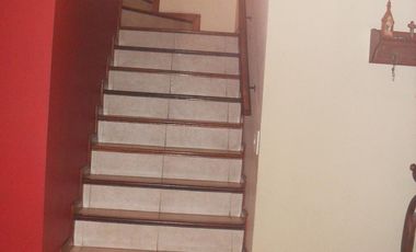 Casa 4 ambientes, 3 dormitorios, vestidor,  baño, toilette, living, cocina-comedor, garage, fondo libre, quincho parrilla, lavadero. Excelente propied