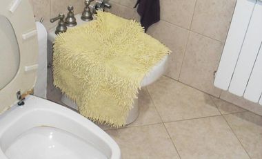 Casa 4 ambientes, 3 dormitorios, vestidor,  baño, toilette, living, cocina-comedor, garage, fondo libre, quincho parrilla, lavadero. Excelente propied