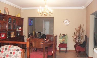 Casa 4 ambientes, 3 dormitorios, vestidor,  baño, toilette, living, cocina-comedor, garage, fondo libre, quincho parrilla, lavadero. Excelente propied