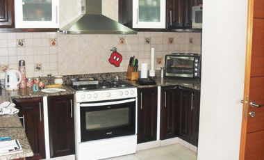 Casa 4 ambientes, 3 dormitorios, vestidor,  baño, toilette, living, cocina-comedor, garage, fondo libre, quincho parrilla, lavadero. Excelente propied