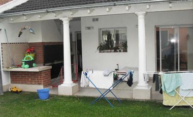 Casa 4 ambientes, 3 dormitorios, vestidor,  baño, toilette, living, cocina-comedor, garage, fondo libre, quincho parrilla, lavadero. Excelente propied
