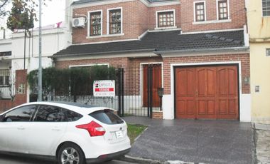 Casa 4 ambientes, 3 dormitorios, vestidor,  baño, toilette, living, cocina-comedor, garage, fondo libre, quincho parrilla, lavadero. Excelente propied