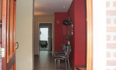 Casa 4 ambientes, 3 dormitorios, vestidor,  baño, toilette, living, cocina-comedor, garage, fondo libre, quincho parrilla, lavadero. Excelente propied