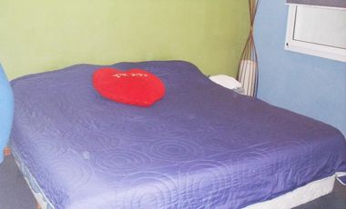 Casa 4 ambientes, 3 dormitorios, vestidor,  baño, toilette, living, cocina-comedor, garage, fondo libre, quincho parrilla, lavadero. Excelente propied