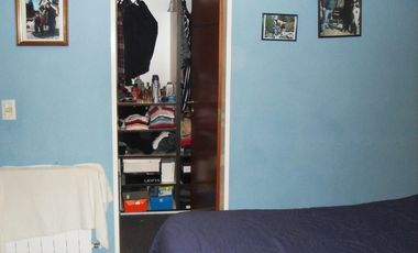 Casa 4 ambientes, 3 dormitorios, vestidor,  baño, toilette, living, cocina-comedor, garage, fondo libre, quincho parrilla, lavadero. Excelente propied