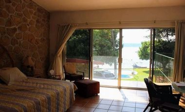 CASA EN VENTA A ORILLA DEL LAGO 