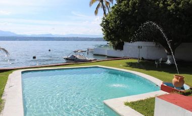 CASA EN VENTA A ORILLA DEL LAGO 