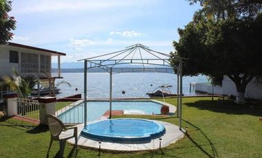CASA EN VENTA A ORILLA DEL LAGO 