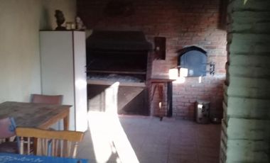EXCELENTE CHALET DE 3 AMBIENTES CON PARQUE,QUINCHO Y PISCINA.