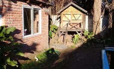 EXCELENTE CHALET DE 3 AMBIENTES CON PARQUE,QUINCHO Y PISCINA.