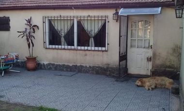 EXCELENTE CHALET DE 3 AMBIENTES CON PARQUE,QUINCHO Y PISCINA.