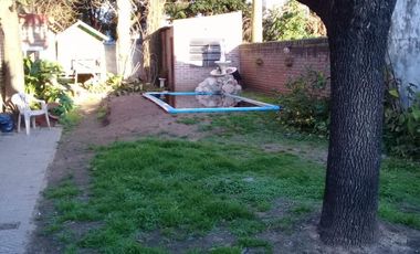 EXCELENTE CHALET DE 3 AMBIENTES CON PARQUE,QUINCHO Y PISCINA.