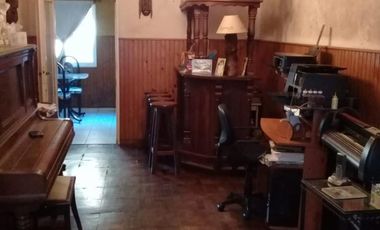 EXCELENTE CHALET DE 3 AMBIENTES CON PARQUE,QUINCHO Y PISCINA.