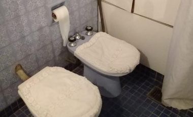 EXCELENTE CHALET DE 3 AMBIENTES CON PARQUE,QUINCHO Y PISCINA.