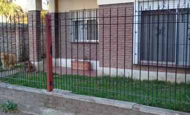 EXCELENTE CHALET DE 3 AMBIENTES CON PARQUE,QUINCHO Y PISCINA.