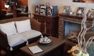 EXCELENTE CHALET DE 3 AMBIENTES CON PARQUE,QUINCHO Y PISCINA.
