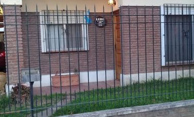 EXCELENTE CHALET DE 3 AMBIENTES CON PARQUE,QUINCHO Y PISCINA.