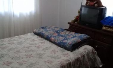 EXCELENTE CHALET DE 3 AMBIENTES CON PARQUE,QUINCHO Y PISCINA.