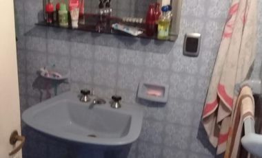 EXCELENTE CHALET DE 3 AMBIENTES CON PARQUE,QUINCHO Y PISCINA.