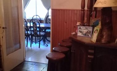EXCELENTE CHALET DE 3 AMBIENTES CON PARQUE,QUINCHO Y PISCINA.