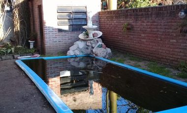 EXCELENTE CHALET DE 3 AMBIENTES CON PARQUE,QUINCHO Y PISCINA.