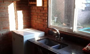 EXCELENTE CHALET DE 3 AMBIENTES CON PARQUE,QUINCHO Y PISCINA.