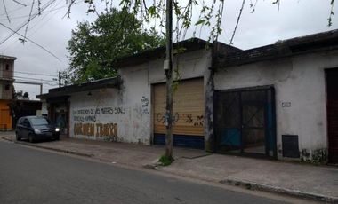 Casa al fondo con local