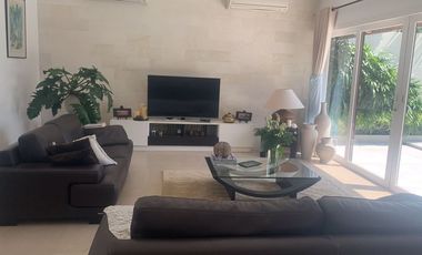 Leasehold - Spacious Renovated Villa with Large Garden in Prime Umalas Location