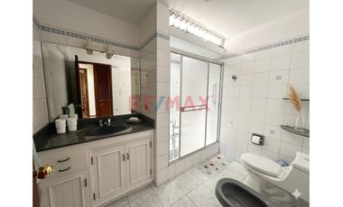 Venta De Hermosa Casa  En Surco - 5  Dormitorios – El Derby