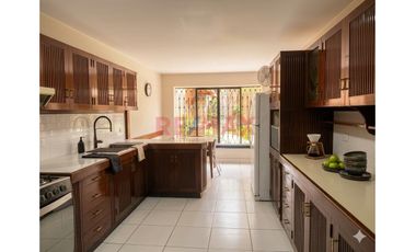 Venta De Hermosa Casa  En Surco - 5  Dormitorios – El Derby