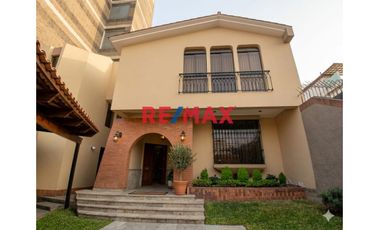 Venta De Hermosa Casa  En Surco - 5  Dormitorios – El Derby