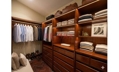 Venta De Hermosa Casa  En Surco - 5  Dormitorios – El Derby