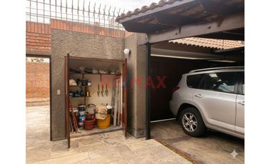 Venta De Hermosa Casa  En Surco - 5  Dormitorios – El Derby