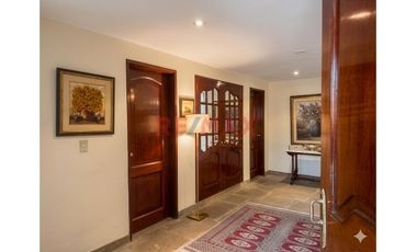 Venta De Hermosa Casa  En Surco - 5  Dormitorios – El Derby