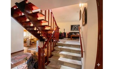 Venta De Hermosa Casa  En Surco - 5  Dormitorios – El Derby