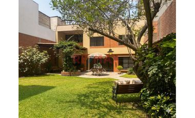 Venta De Hermosa Casa  En Surco - 5  Dormitorios – El Derby