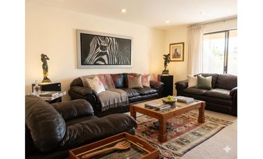 Venta De Hermosa Casa  En Surco - 5  Dormitorios – El Derby