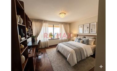 Venta De Hermosa Casa  En Surco - 5  Dormitorios – El Derby