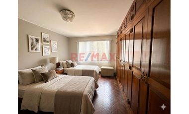 Venta De Hermosa Casa  En Surco - 5  Dormitorios – El Derby