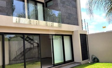 Casa en venta en Lomas de Juriquilla con amplio Jardín y diseño moderno