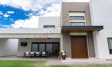 Casa en venta en Fraccionamiento El Fresno, Torreón con amplios espacios y frente al área verde.