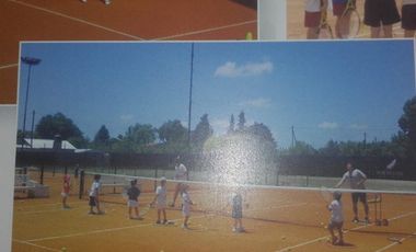 EXCELENTE COMPLEJO DEPORTIVO FUNCIONANDO A FULL TIME, GIMNASIO, RESTAURANTE, CANCHAS DE TENIS CON POLVO DE LADRILLO, OFICINA DE RECEPCIÓN, VESTUARIOS,